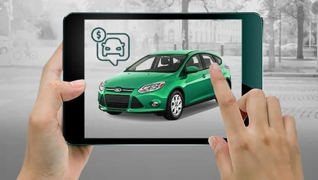 Pessoa usando um tablet para vender carro usado na internet, com a imagem de um carro verde exibida na tela e ícone de negociação