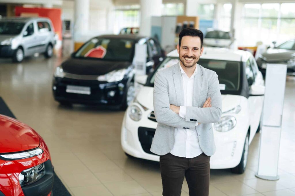 homem dentro de loja de carros