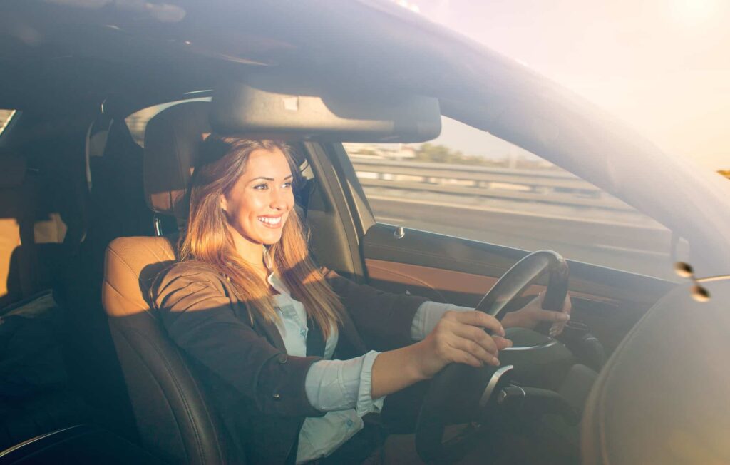 Brasileiros estão entre os motoristas mais felizes do mundo, aponta o Waze 2 Mulher sorrindo segurando o volante e dirigindo