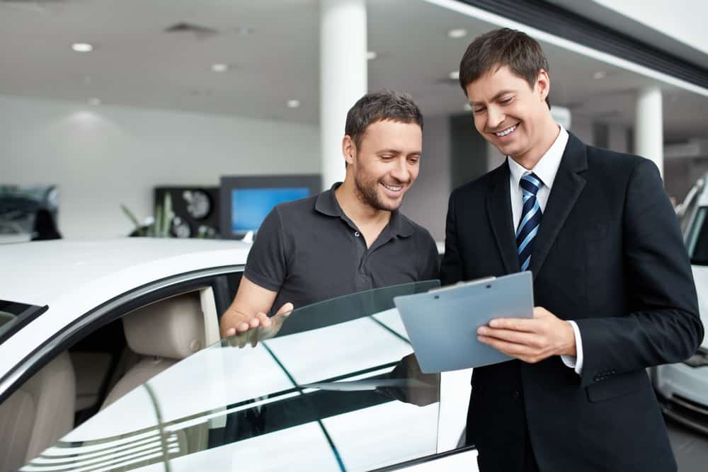 Indústria automotiva - vendedor e cliente em uma loja de carros
