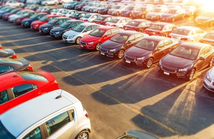 diversos carros estacionados