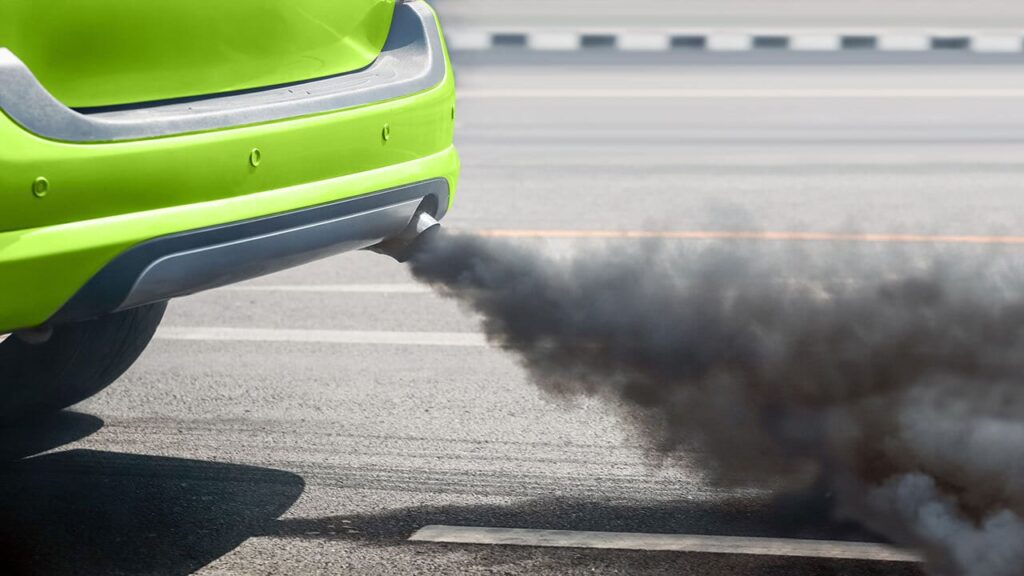 Conheça sete cidades que querem banir carros poluentes 4 carros poluentes verde soltando fumaça pelo escapamento - catalisador ineficiente ou removido - O Que Não Passa na Vistoria Veicular? Fique Atento aos Principais Erros