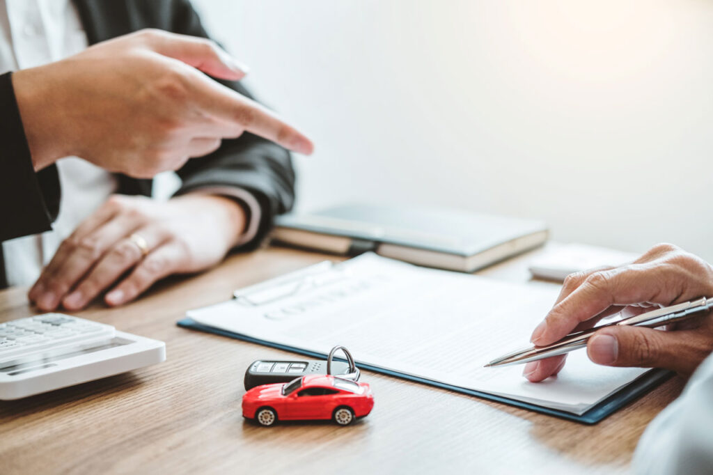 carros mais baratos do Brasil - pessoa comprando carro fazendo contas