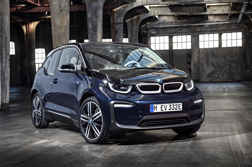 bmw i3 tem boa autonomia dentro de galpao escuro