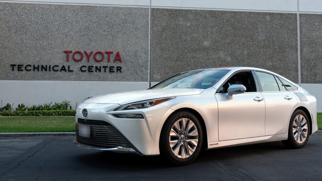 Toyota Mirai roda 1.360 km com um "tanque" e bate recorde 1 toyota mirai recorde