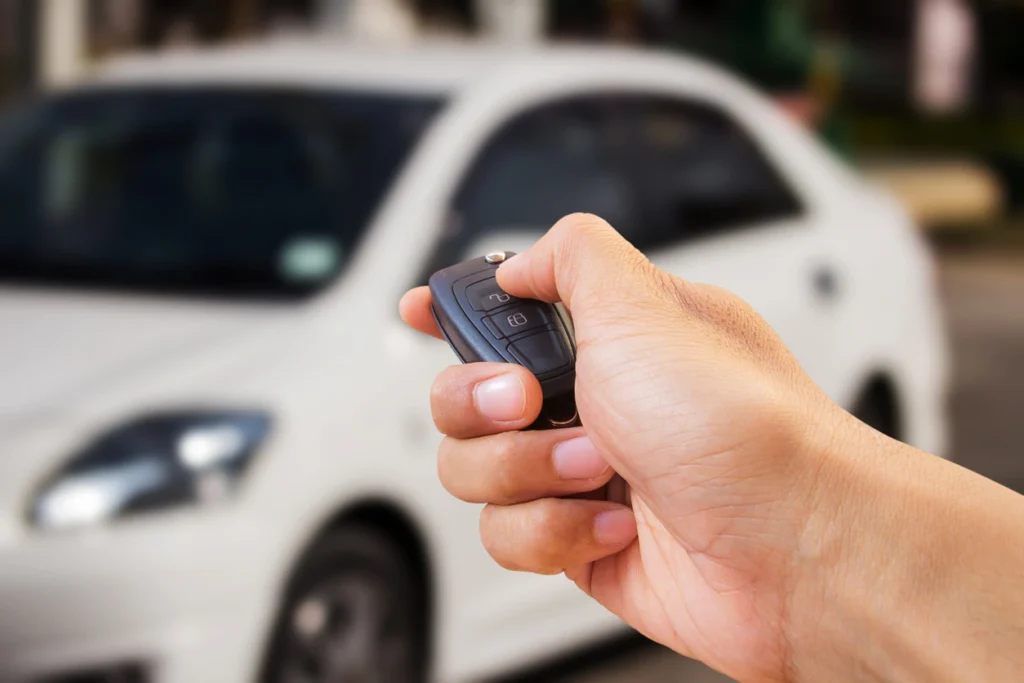 Como desativar o toque de acionamento do alarme do Etios 8 imagem de um rapaz segurando a chave do carro