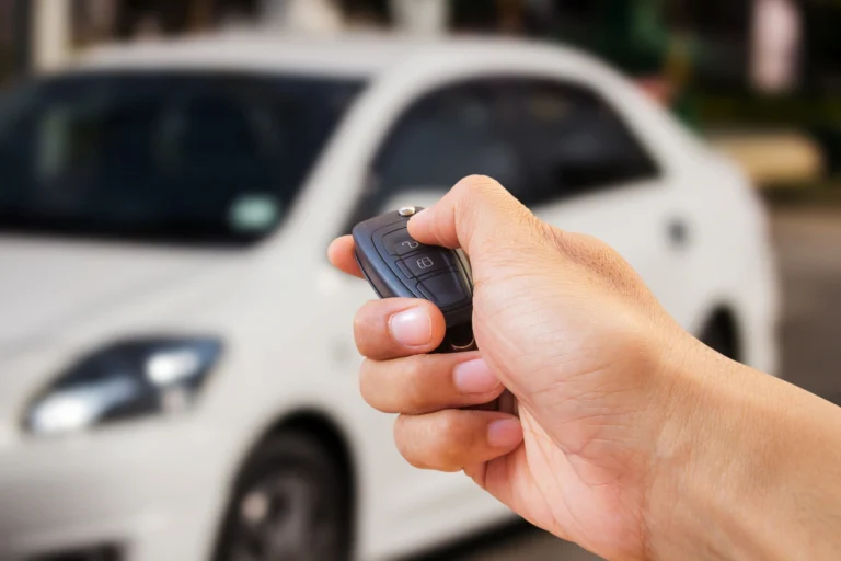imagem de um rapaz segurando a chave do carro