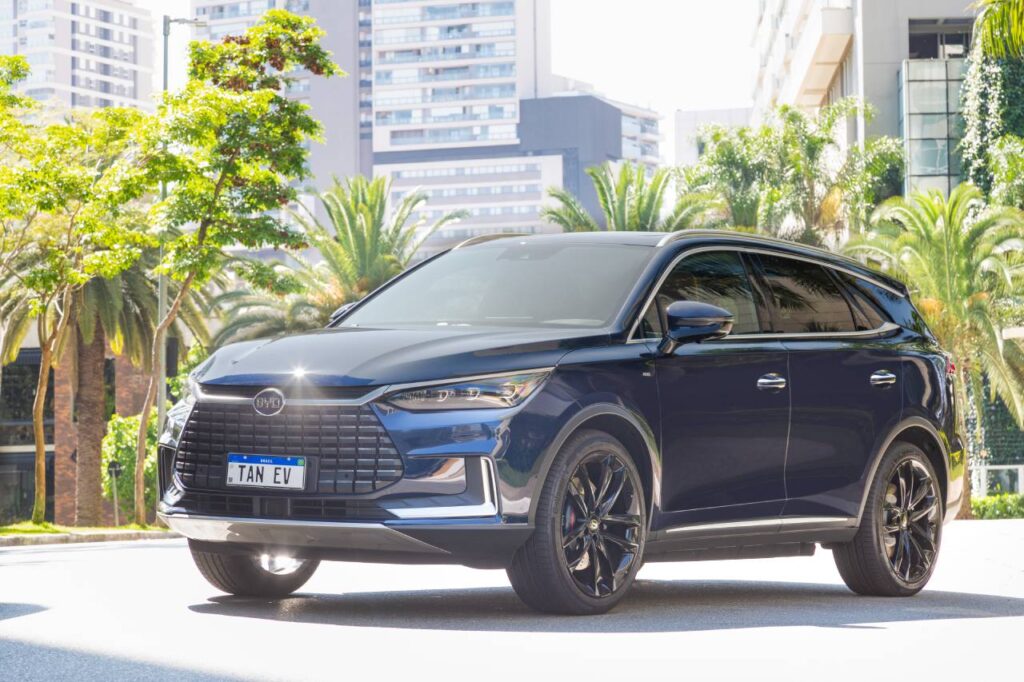BYD entrega primeiras unidades do SUV Tan EV no Brasil 2 byd tan ev azul brasil frente