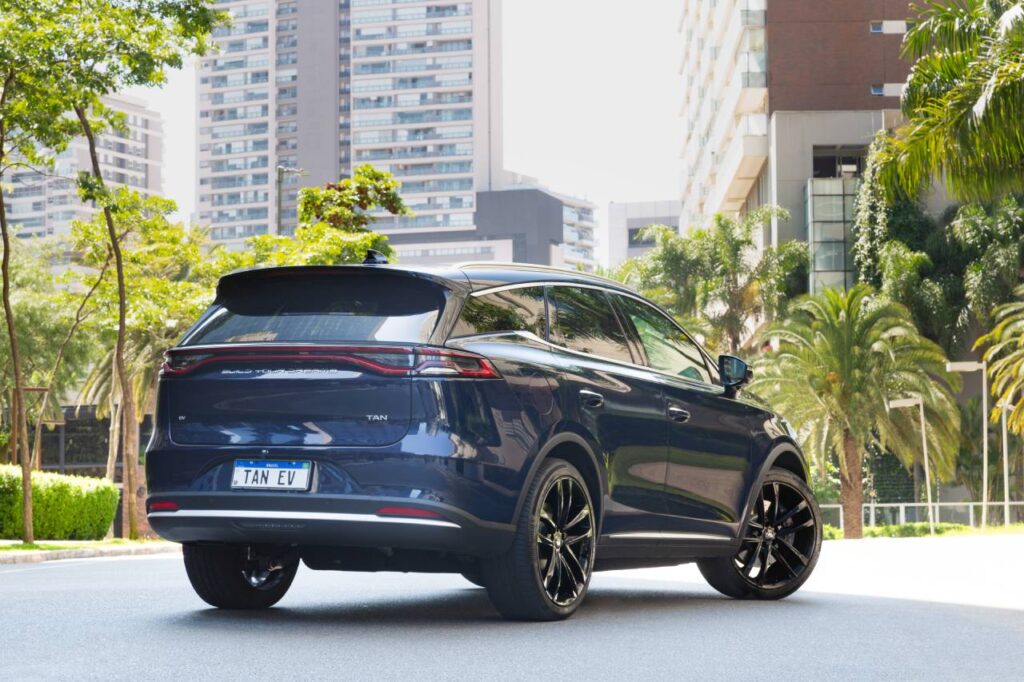 BYD Tan EV: 1º lote esgota na semana inicial de pré-reserva 2 byd tan ev azul brasil traseira