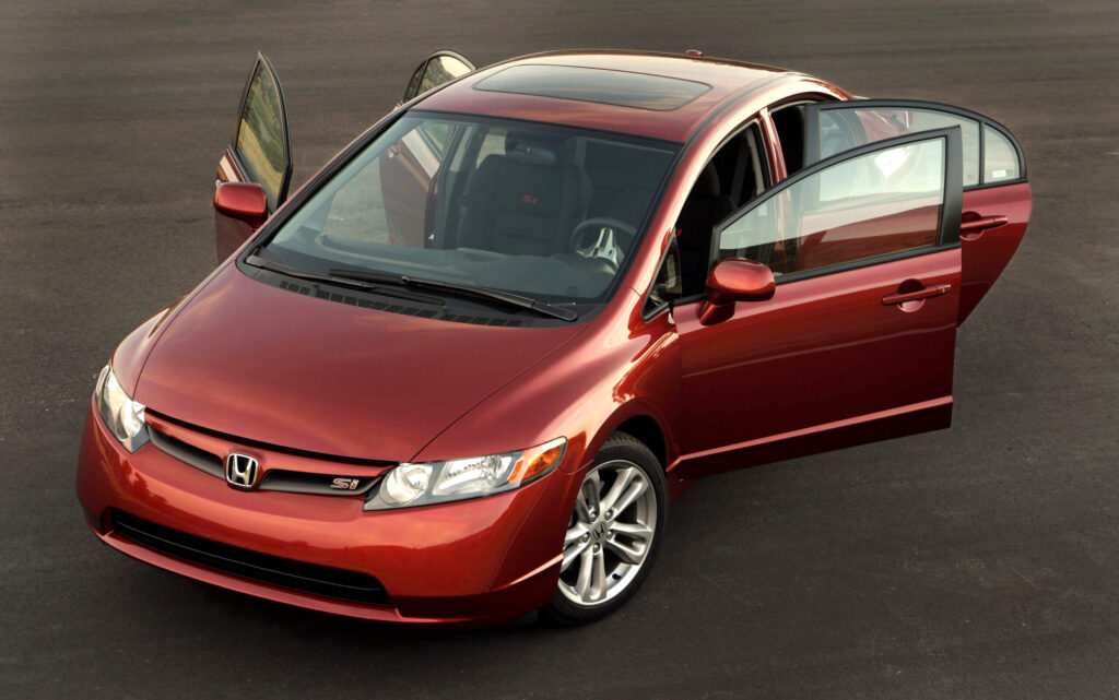 Carros esportivos baratos: conheça as opções que unem estilo e economia 8 Honda Civic Si Carros esportivos baratos