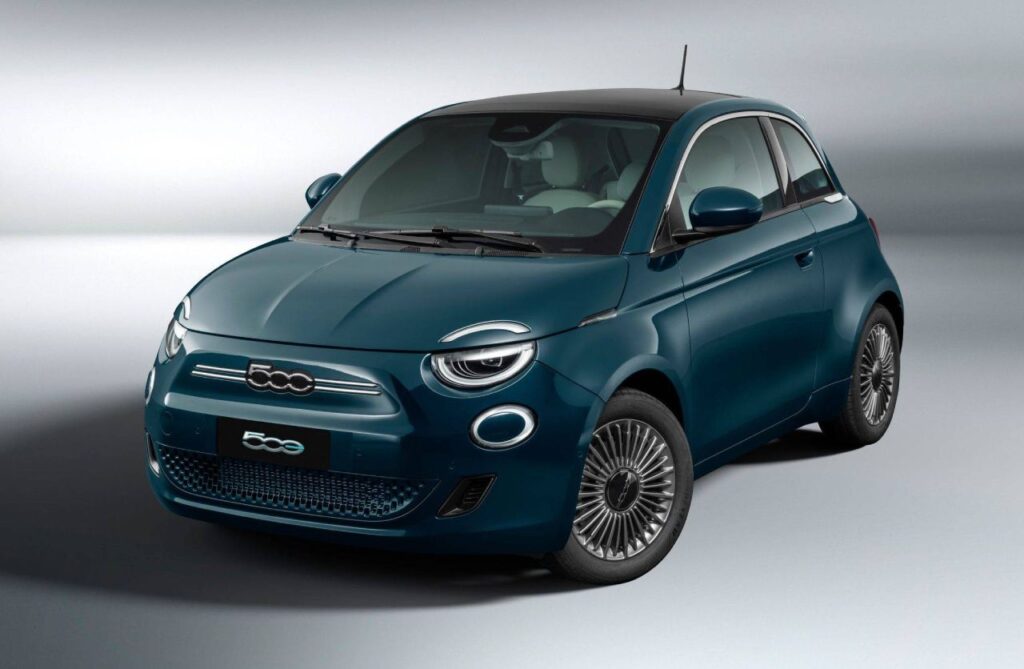 Carros retrô: saiba quais carros modernos foram inspirados em modelos antigos 2 Fiat 500e - carros retrô