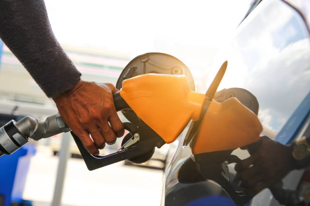 Como deve funcionar o Delivery de Gasolina no Brasil? 4 mão masculina abastecendo veiculo delivery de gasolina