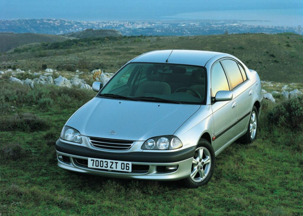 Toyota Corona: um raro caso de sedã esquecido da marca japonesa 1 toyota corona avensis
