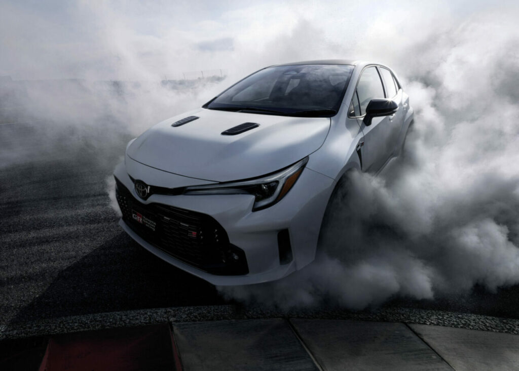 Toyota GR Corolla de 304 cv é revelado e deve vir ao Brasil 8 Toyota GR Corolla