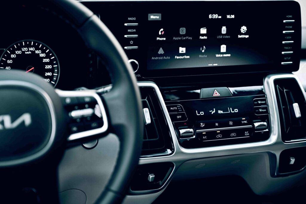 A imagem mostra uma central multimídia de um carro.