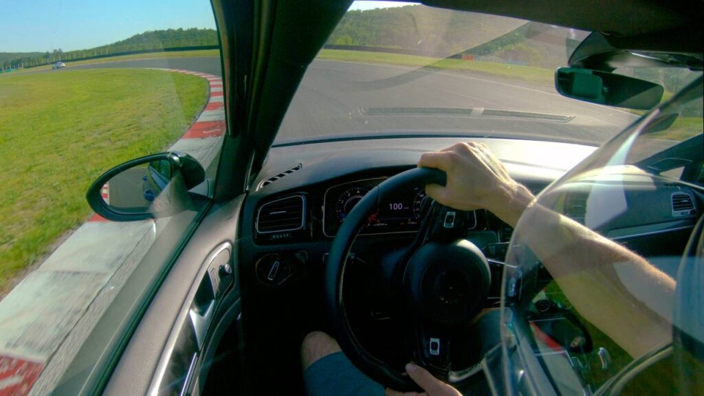 Como ser piloto de carros? 3 como ser piloto - homem de capacete pilotando em um autódromo