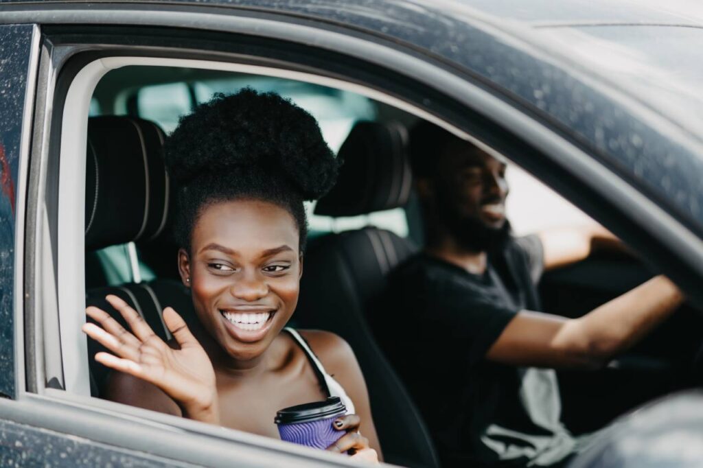 Como tirar habilitação internacional 2 como tirar habilitação internacional - dois jovens felizes dentro de carro