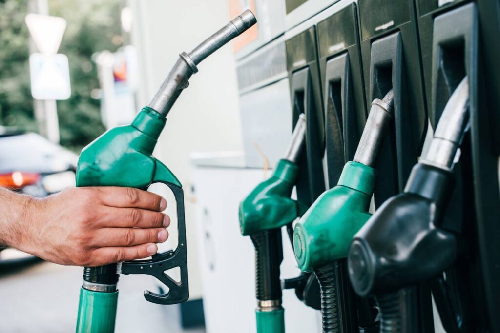 combustível na reserva - posto de gasolina