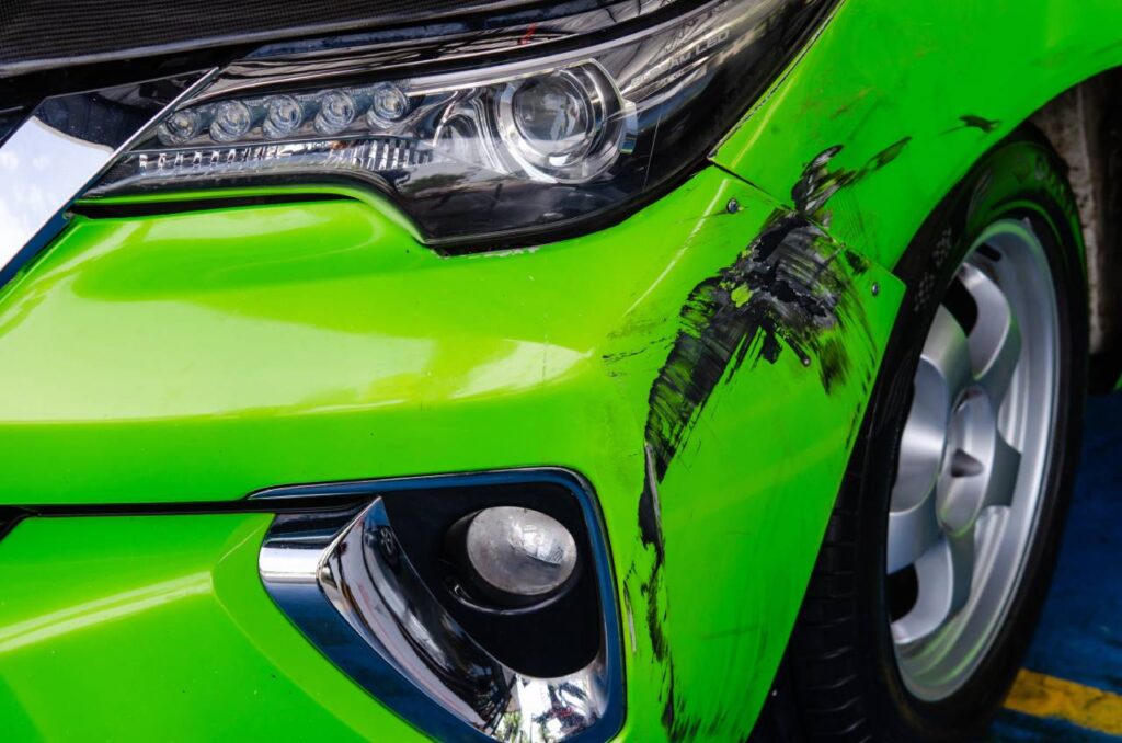 Carros sinistrados ou batidos: entenda como afeta a compra e venda 5 combustível na reserva - carro batido