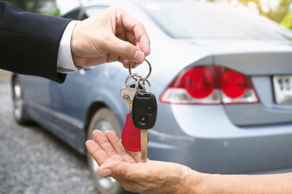 Vender o carro para investir dinheiro? Confira dicas 1 Vender o carro para investir dinheiro - mão entregando chave de carro para outra mão