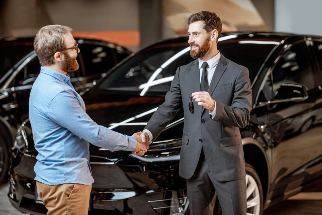 Como fatores regionais afetam o preço do seu carro 2 Vender o carro para investir dinheiro - vendedor comprando carro - Vender Carro em Guarulhos - como fatores regionais afetam o preço do seu carro