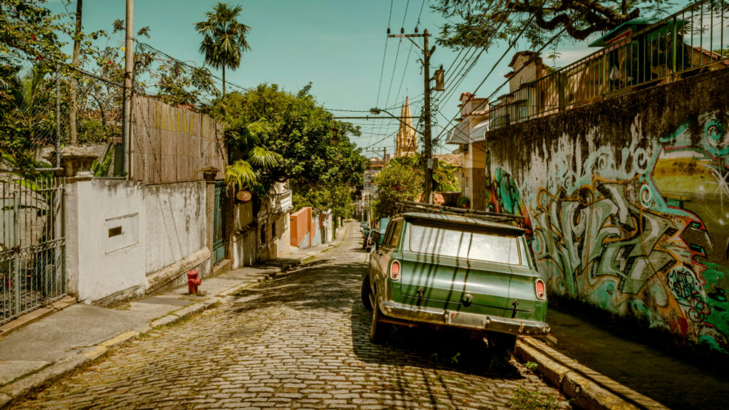 converter um carro antigo em elétrico - chevrolet veraneio verde em rua no rio de janeiro