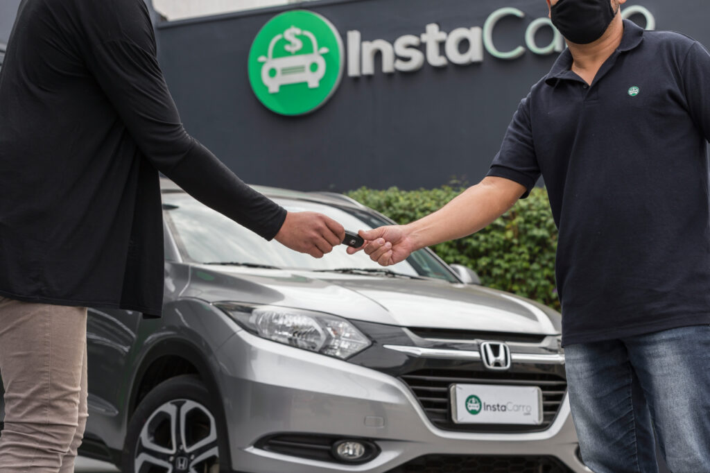 Plataformas especializadas em vender seu carro - Revisão Pré-Compra InstaCarro - proprietário entregando a chave para um avaliador da InstaCarro - vendas na InstaCarro