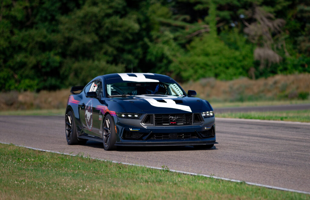Ford lança novo Mustang Dark Horse R 1 Ford Mustang Dark Horse R 2024 frente