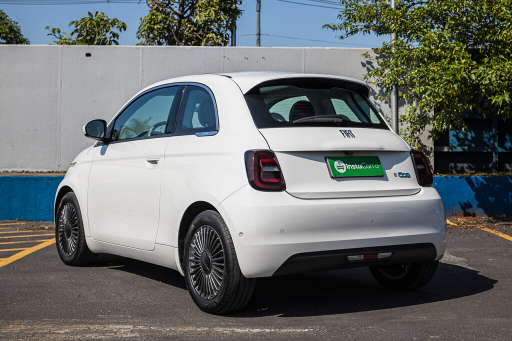 TRASEIRA DO FIAT 500 ELÉTRICO - FIAT 500E ICON