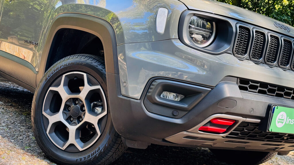 Farol de neblina e roda do Jeep Renegade Trailhawk 2024