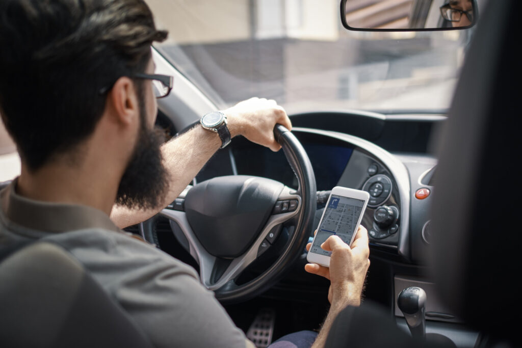 celular ao volante multa detran