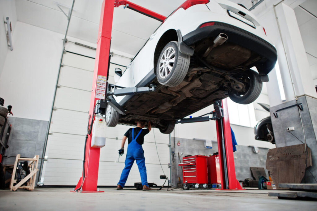 Qual o Valor de uma Vistoria Veicular em 2024? Saiba Quanto Custa - reparo e manutenção de carros. Mecânico uniformizado trabalhando em serviço automotivo valvulas do carro