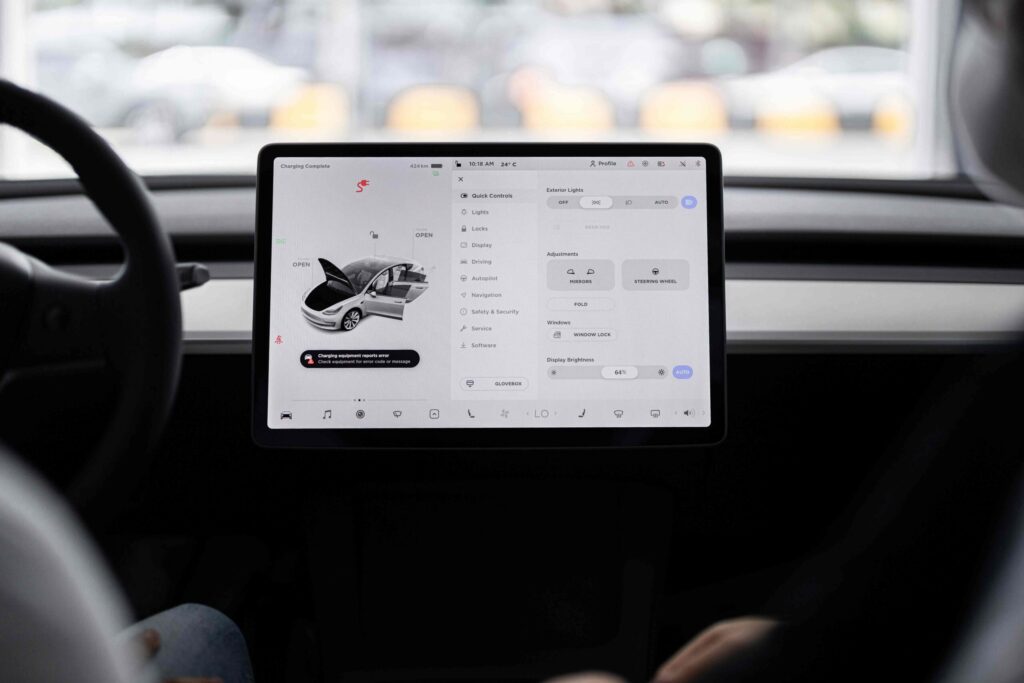 Imagem de um painel de um carro, representando a tecnologia ADAS.