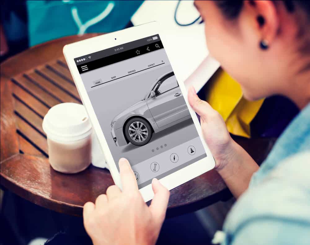 Comprar e vender o carro online é seguro? Saiba o que avaliar 3 mulher comprando carro online em tablet