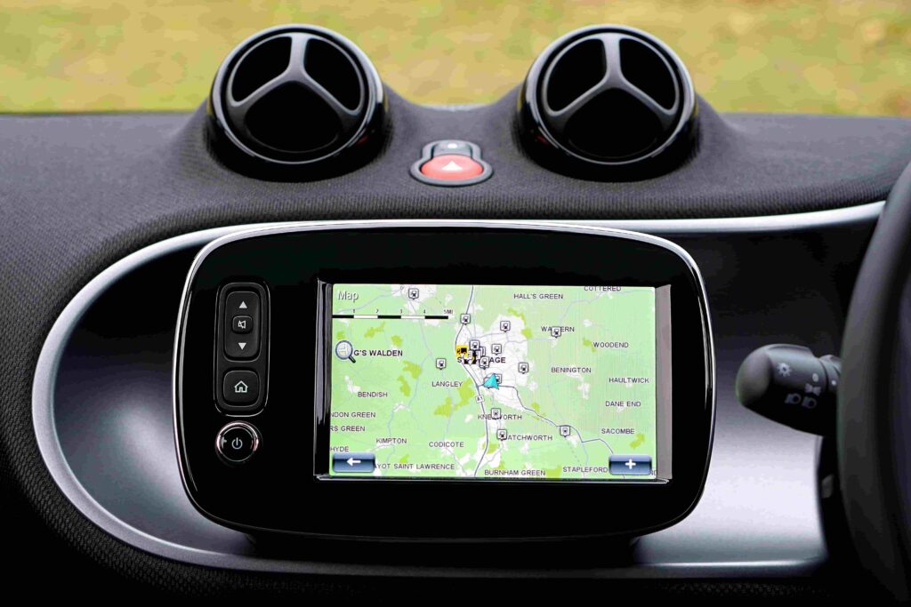 Imagem de um GPS em um carro. Imagem via Pexels.