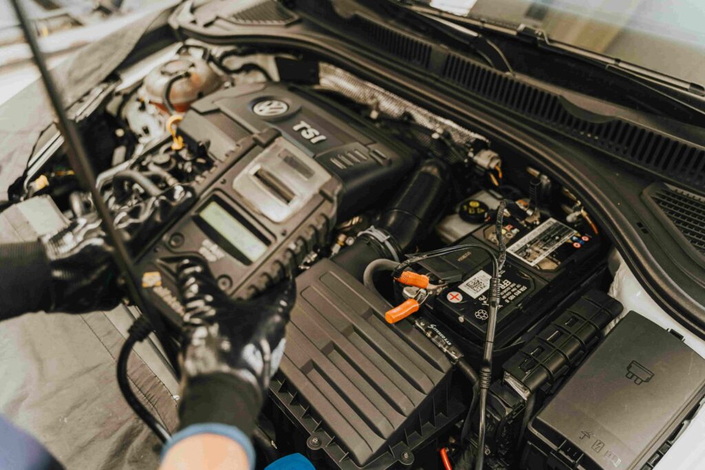 Imagem de uma bateria de carro. Imagem via Pexels.