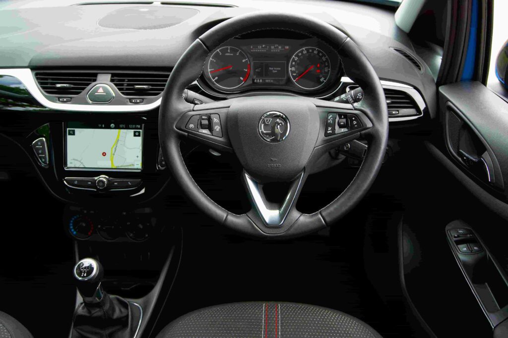 Imagem de uma central multimídia de um carro. Imagem via Pexels.