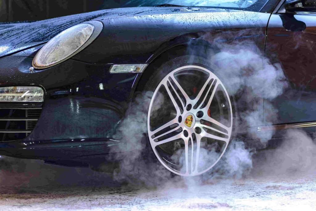 Distribuição Eletrônica de Frenagem: Entenda o seu funcionamento 8 Imagem de um carro freando.