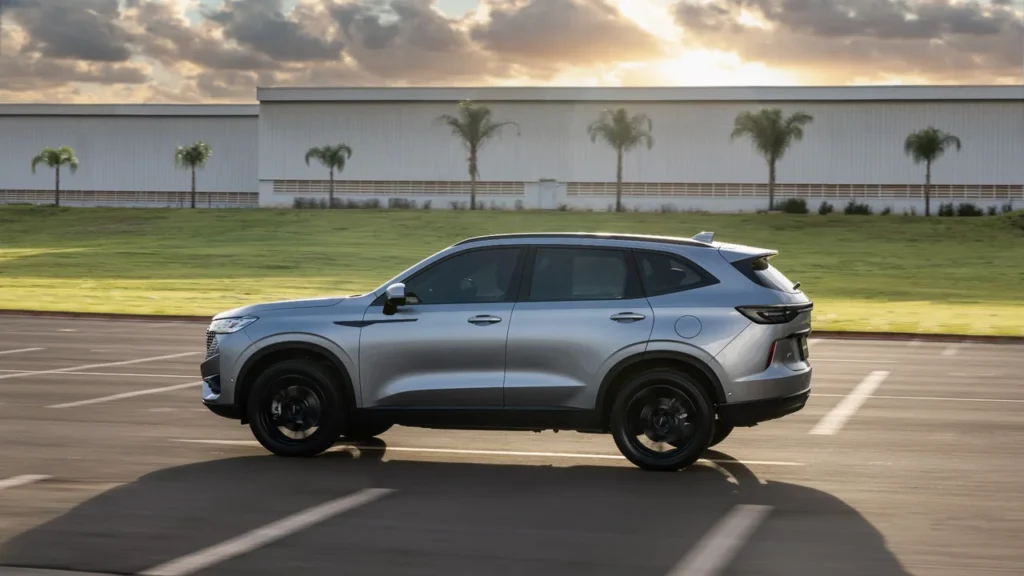 Haval H6 HEV em movimento visto lateralmente, com fundo de paisagem ao entardecer.