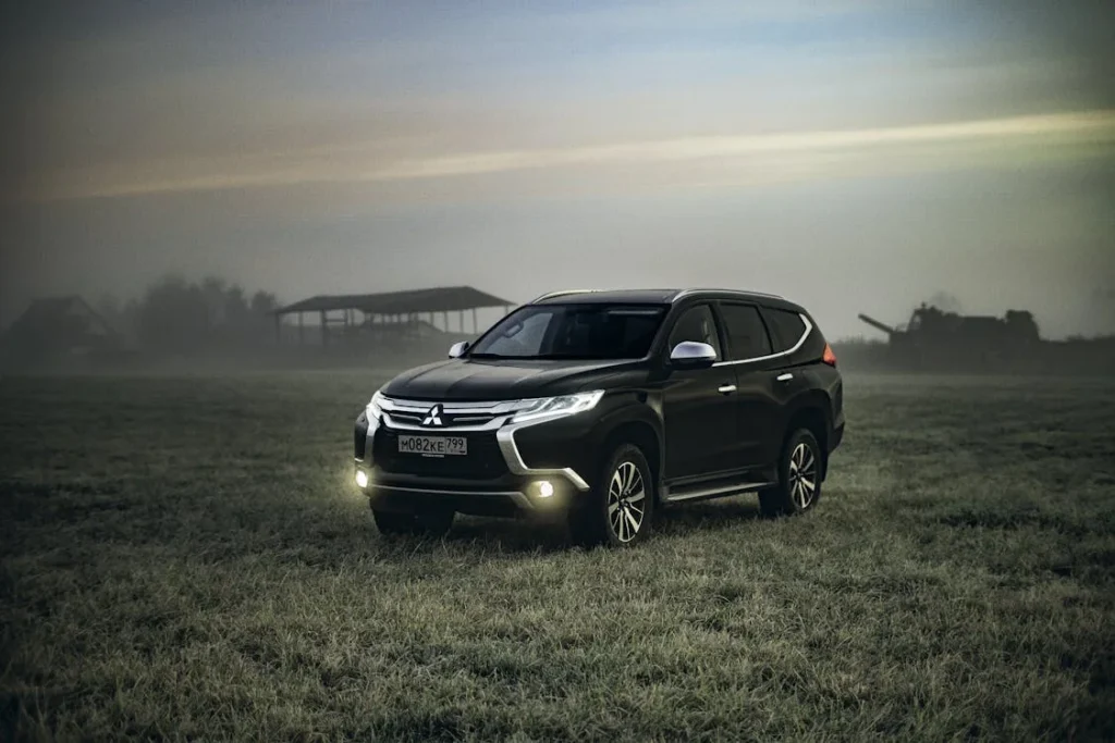 Carros Mitsubishi SUV: tecnologia e robustez para todos os terrenos 2 imagem de um carro suv mitsubishi na grama