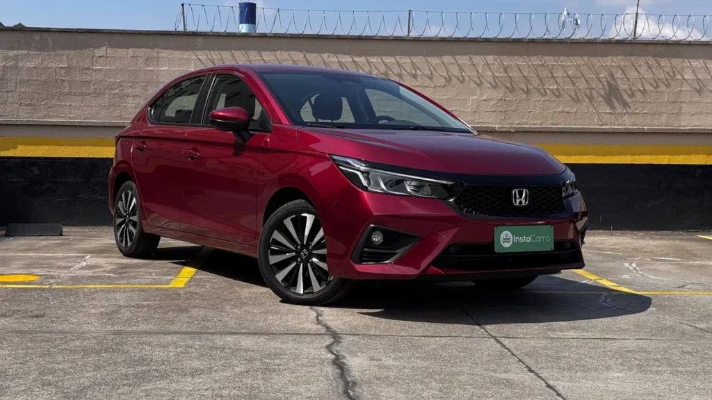 Honda City Hatchback EX: custo-benefício equilibrado em um pacote surpreendente 1 Outra imagem da frente lateral do Honda City Hatchback EX, em estacionamento.
