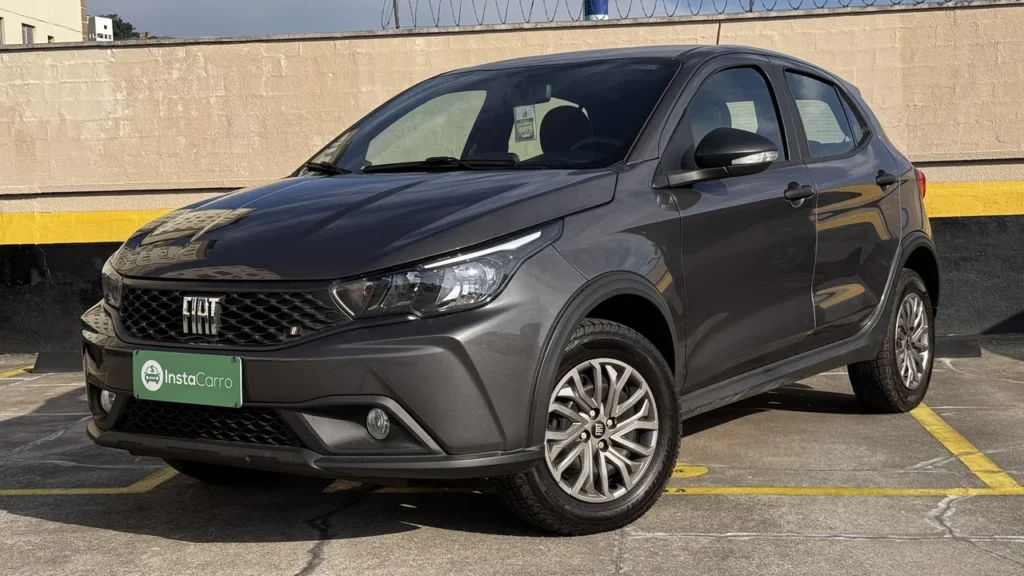 Fiat Argo Endurance: o melhor Argo que você não pode comprar na concessionária 3 Vista lateral dianteira do Fiat Argo Endurance 2025, com destaque para o design dos faróis, rodas e a silhueta esportiva do carro