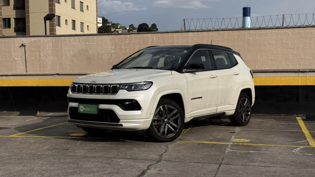 Jeep Compass Overland: SUV de R$ 285 mil que anda como um Premium 5 Jeep Compass Overland 2025 branco pérola visto de frente em ambiente urbano, destacando design moderno