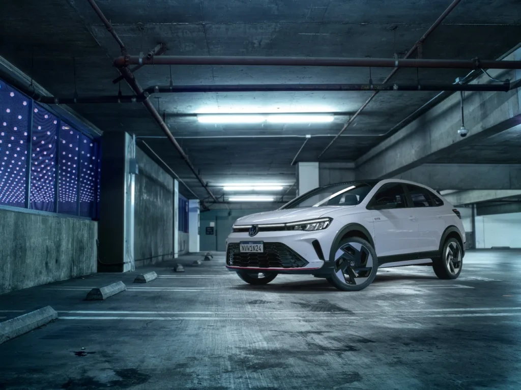 Volkswagen Nivus GTS 2026 é anunciado por R$ 174.990 1 Traseira do Nivus GTS 2026 iluminada por luzes urbanas, realçando o logo e detalhes esportivos.