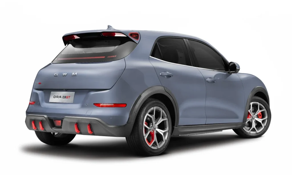 GWM ORA 03 linha 2026 traz novo logotipo e atualiza identidade visual 7 Versão esportiva ORA 03 GT na cor cinza vista de trás, com acabamento em fibra de carbono e detalhes em vermelho nas rodas e para-choque.