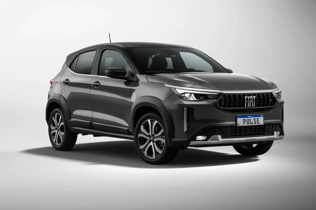 Fiat Pulse Impetus 2026 em destaque frontal lateral, com rodas diamantadas e grade com logotipo Fiat.
