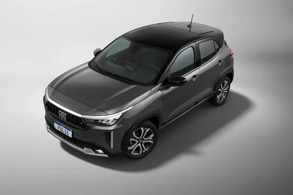 Vista superior do Fiat Pulse Impetus 2026 destacando teto solar e bicolor, design lateral fluido e rodas esportivas