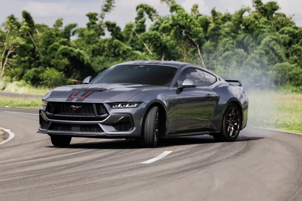 Ford Mustang GT Manual fazendo drift
