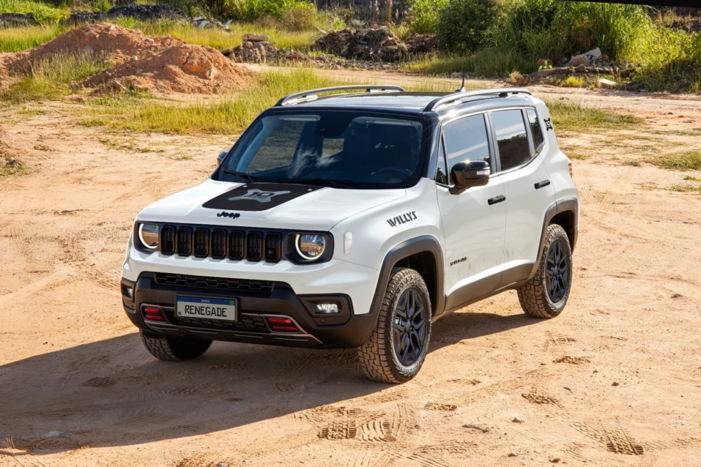 Jeep Renegade 10 anos Willys em área off-road, com visual robusto e grafismo comemorativo no capô.